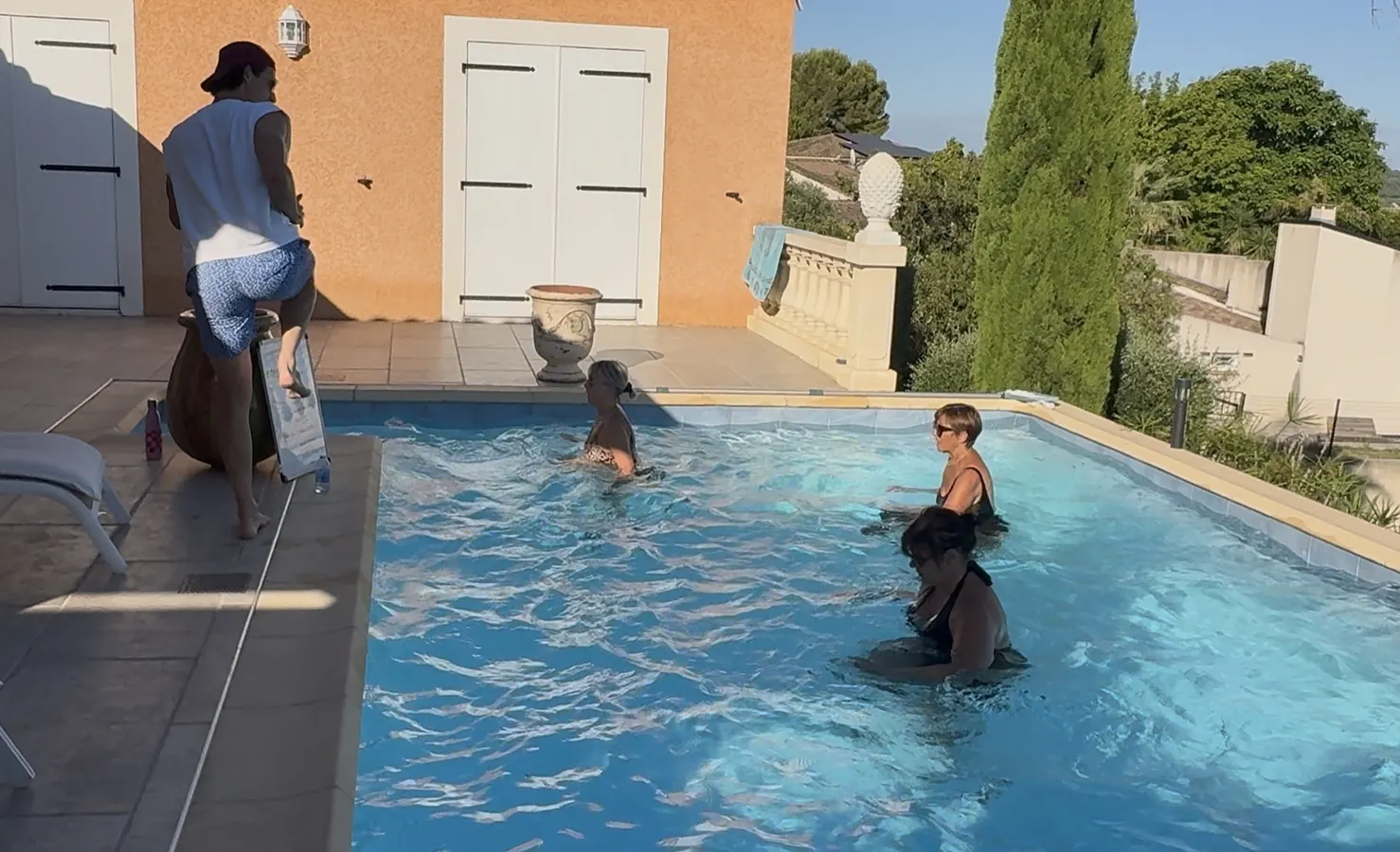 Clément qui anime un cours d'aquagym en piscine